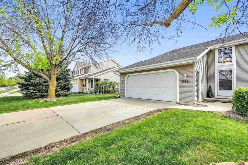 Serene 3 Bedroom Home, Nrm, Wi-Fi, Parking, Queen Bed De Pere Exterior photo